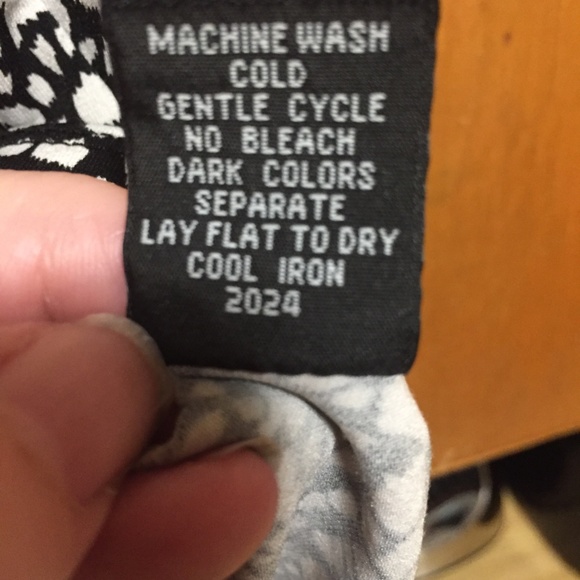 •💥Black and White Sleeveless Blouse💥 - Picture 6 of 6